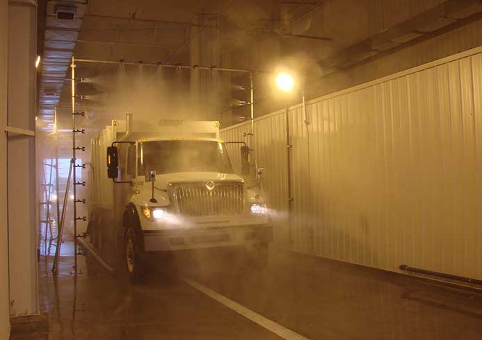 Lastbil vaskes i lastbilvaskeanlæg | NoviClean